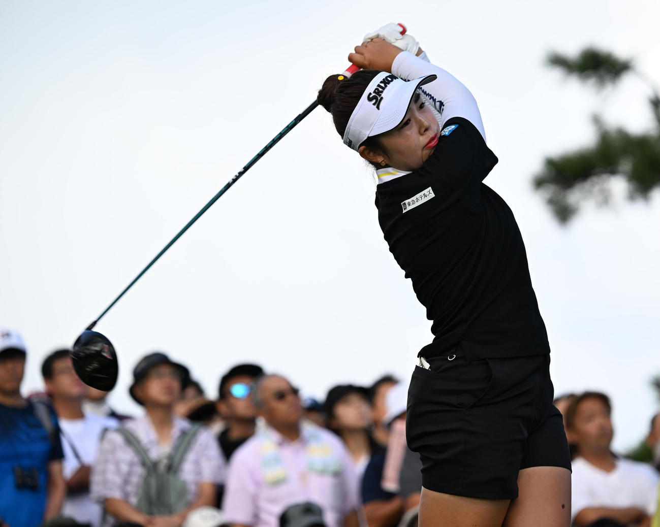 10番、ティーショットを放つ山下美夢有（撮影・前岡正明）