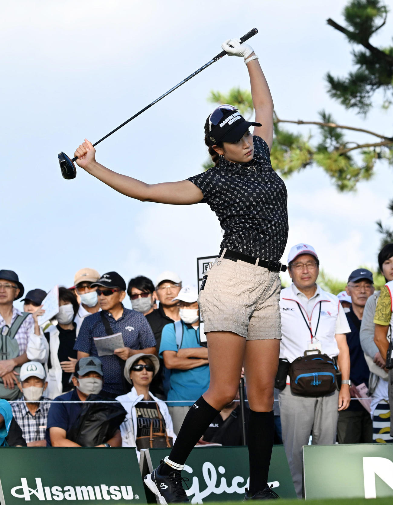 10番、ストレッチを行う原（撮影・前岡正明）