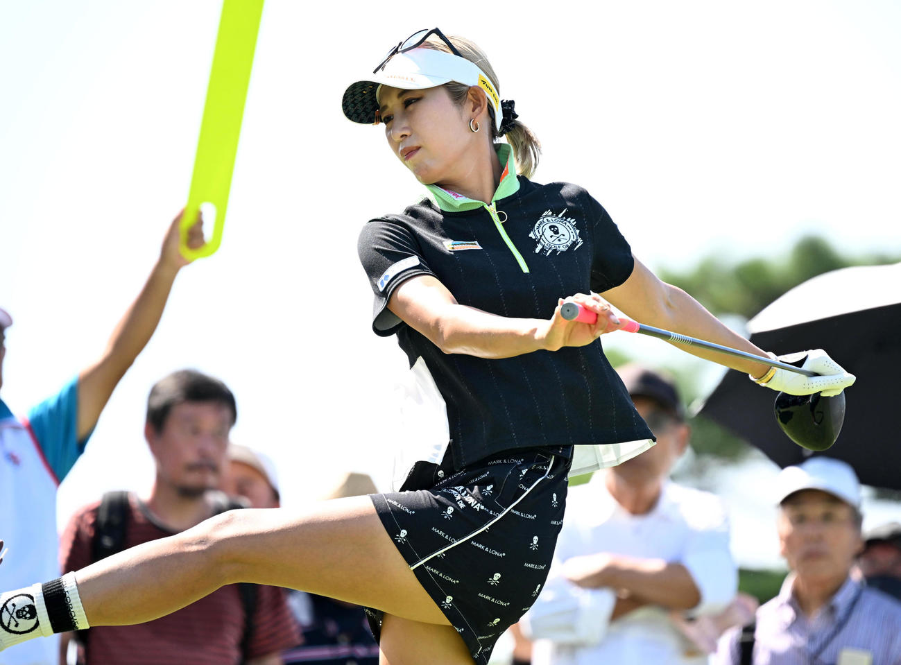 1番、ストレッチを行う金田（撮影・前岡正明）