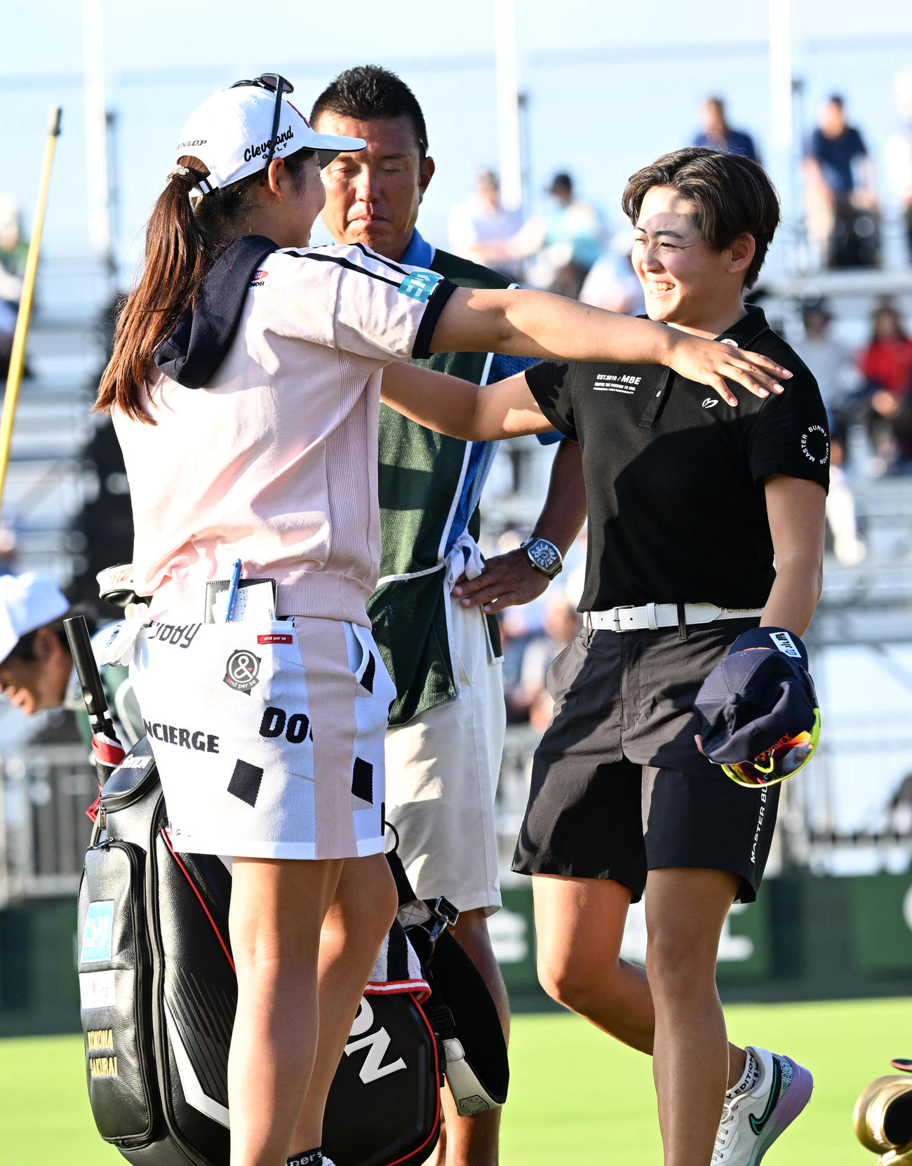 18番、通算7アンダーでホールアウトの岩井明（右）は桜井と笑顔でハグ（撮影・前岡正明）