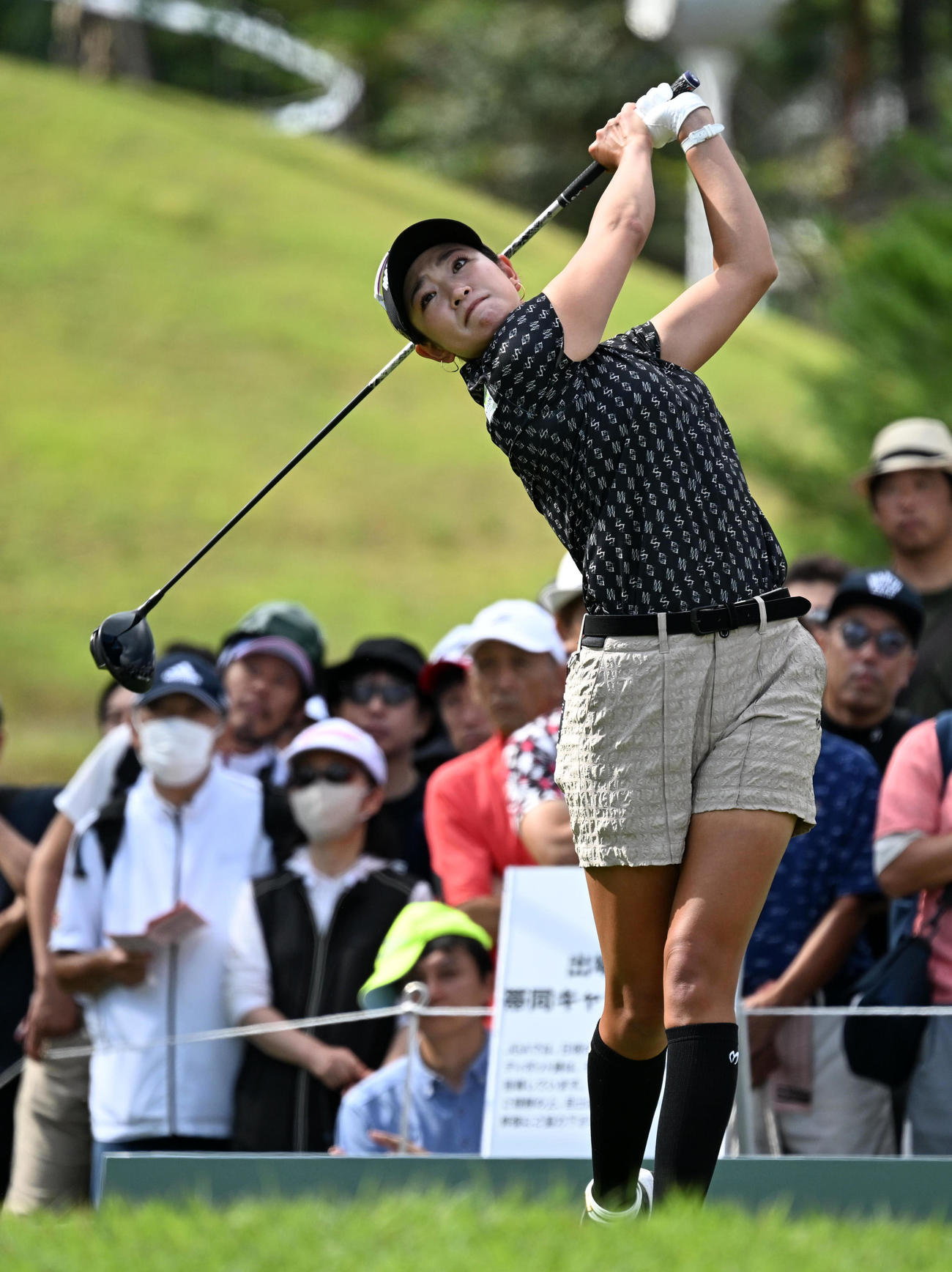 1番、ティーショットを放つ原（撮影・前岡正明）