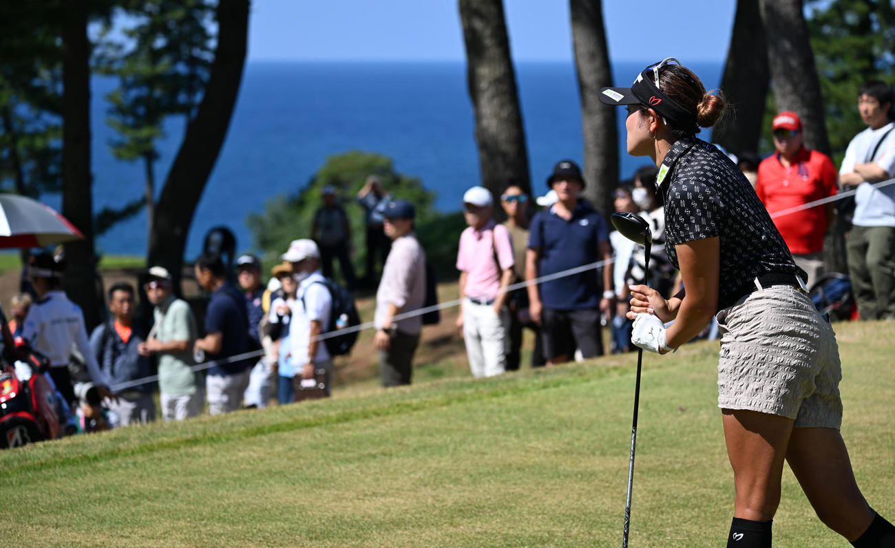 日本海を右手に見る9番、ティーショットを放つ原（撮影・前岡正明）