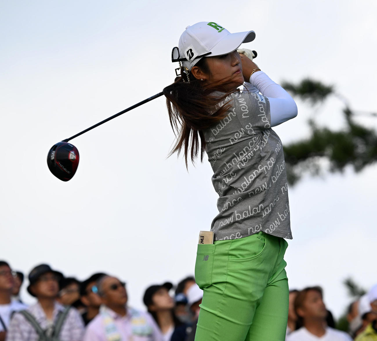 10番、ティーショットを放つ稲見（撮影・前岡正明）