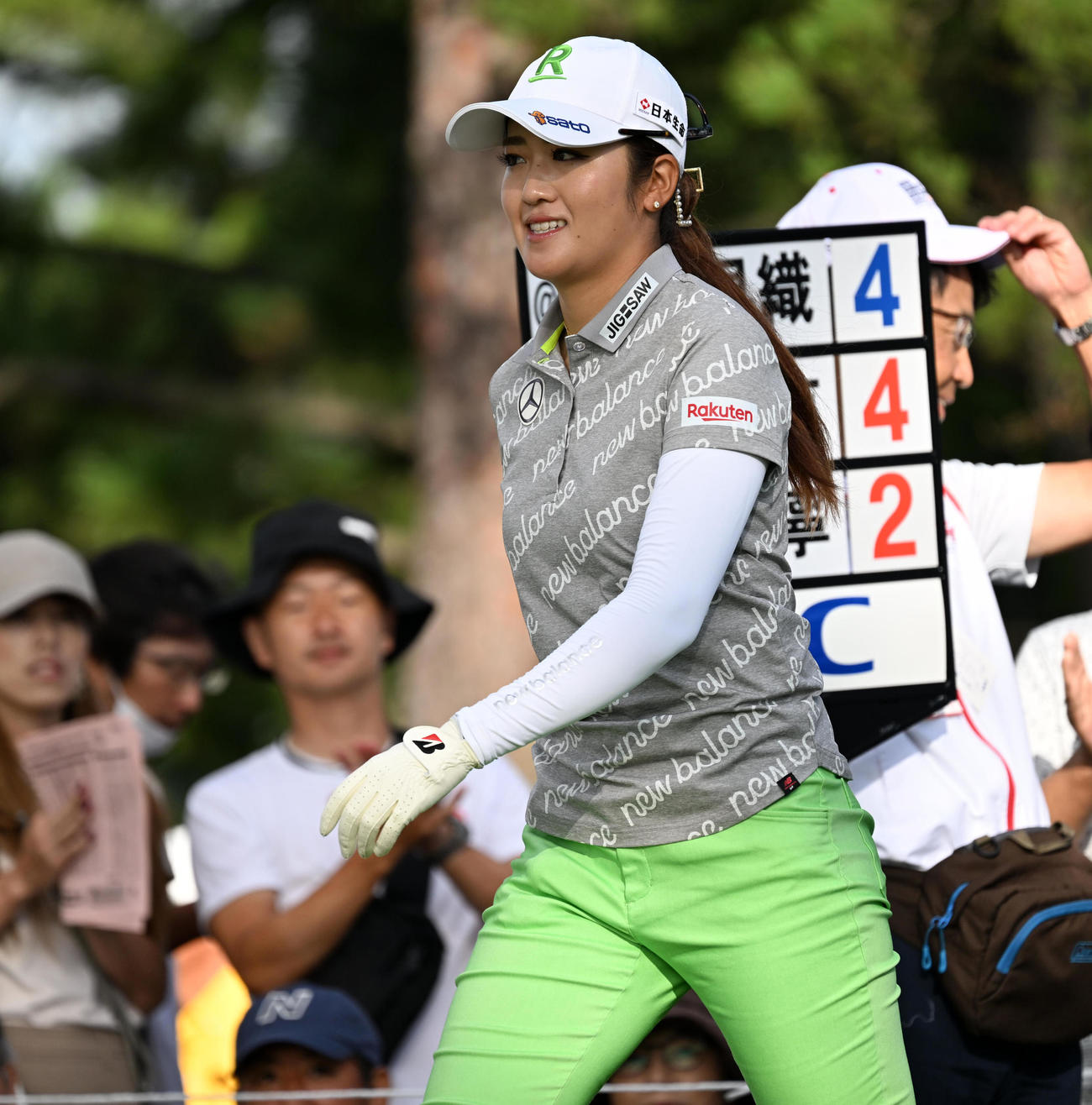 10番、笑顔でティーグラウンドに入る稲見（撮影・前岡正明）