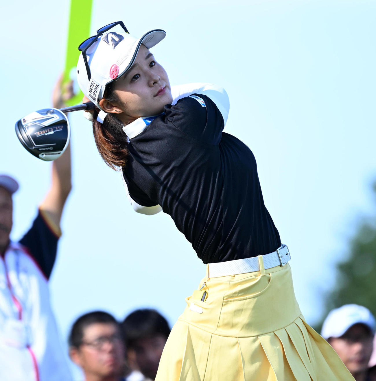 1番、ティーショットを放つ川崎（撮影・前岡正明）