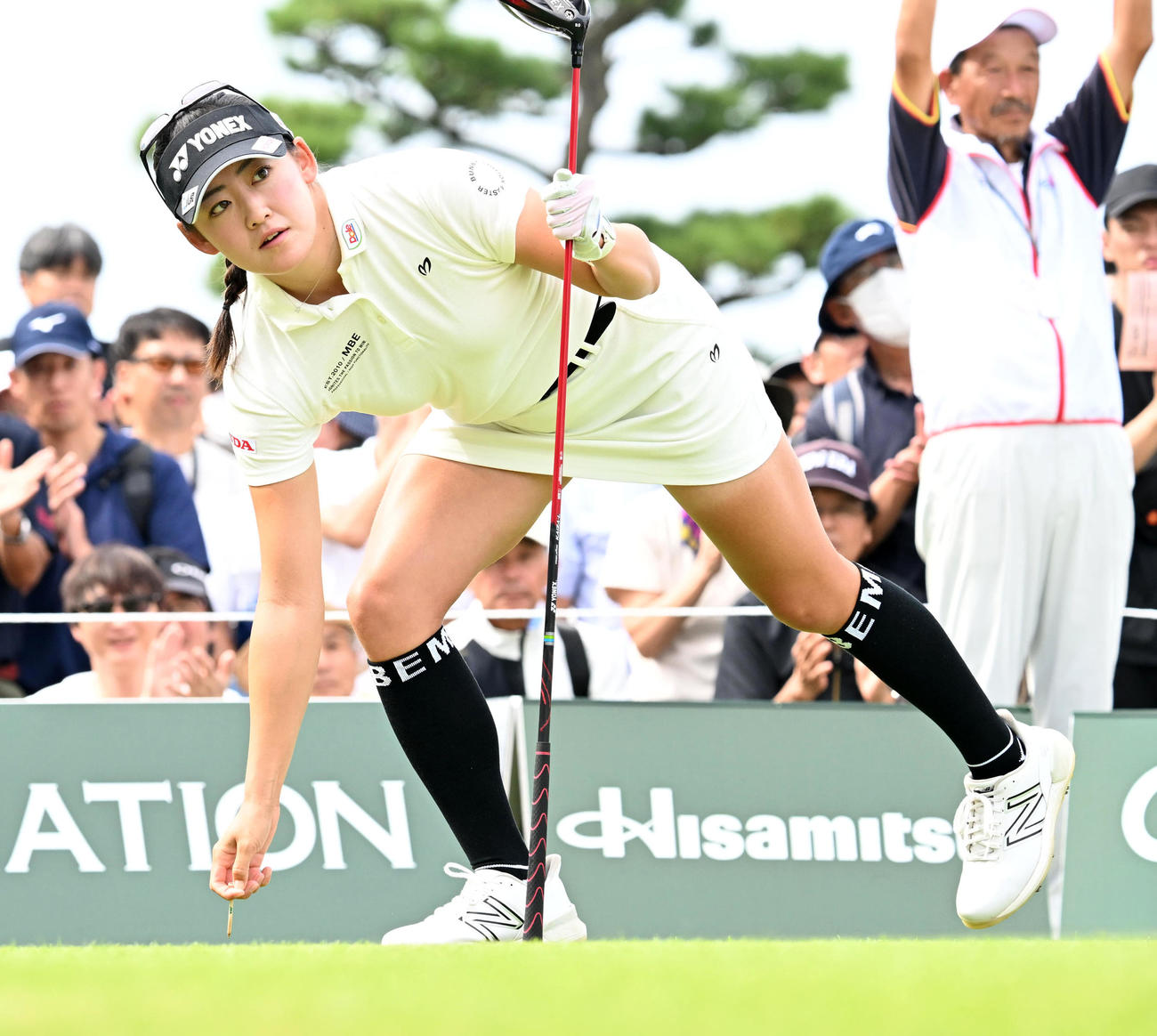 1番、ティーショットを放った岩井千（撮影・前岡正明）