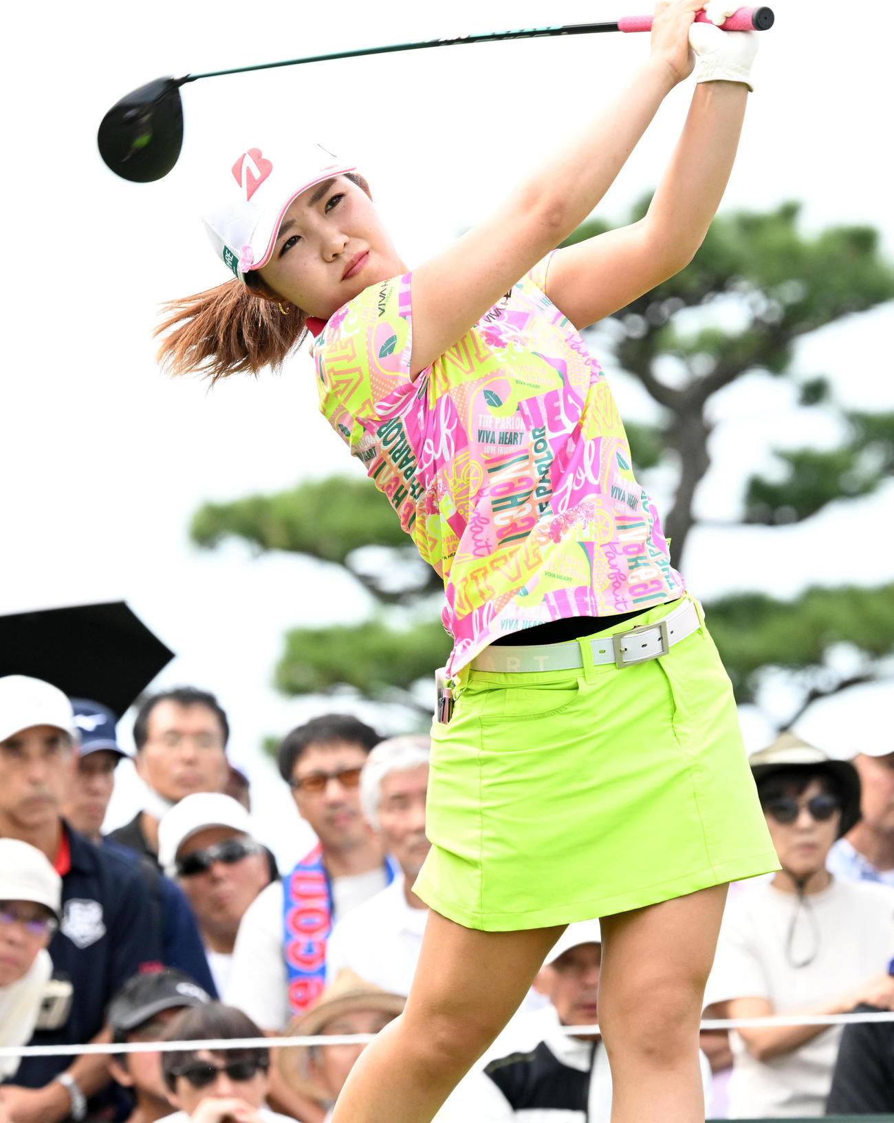 1番、ティーショットを放つ古江（撮影・前岡正明）