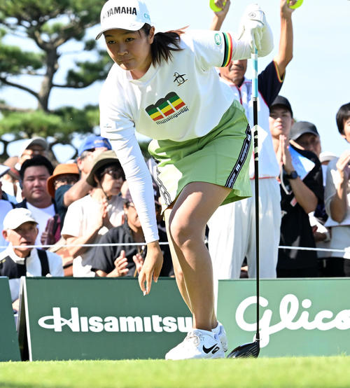 1番、ティーショットを放った神谷（撮影・前岡正明）