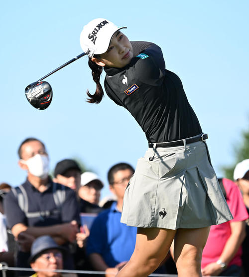 1番、ティーショットを放つ小祝（撮影・前岡正明）