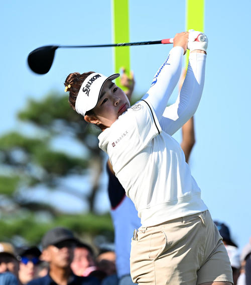 1番、ティーショットを放つ山下（撮影・前岡正明）