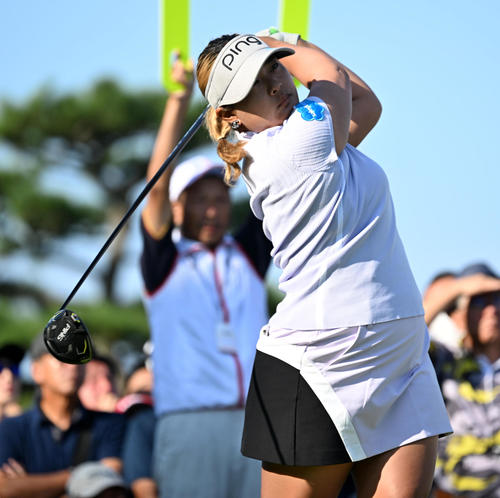 1番、ティーショットを放つ鈴木（撮影・前岡正明）