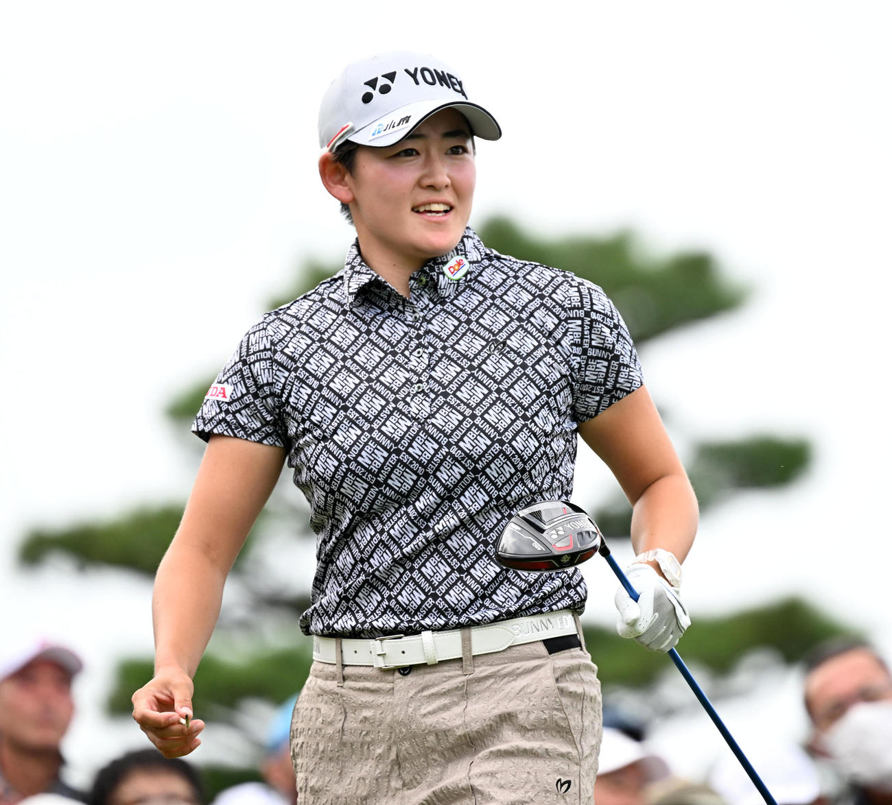 1番、ティーショットを放った岩井明（撮影・前岡正明）