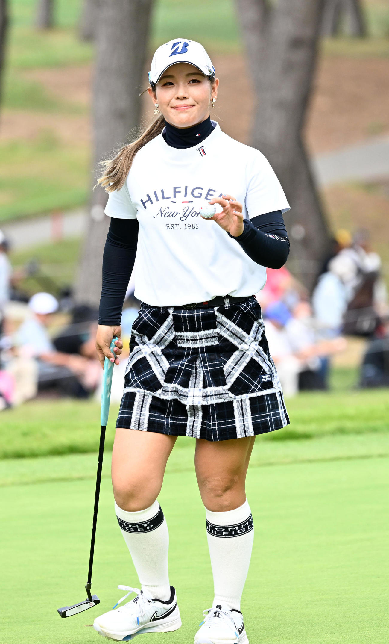 9番、パーをセーブし笑顔を見せる吉田（撮影・前岡正明）