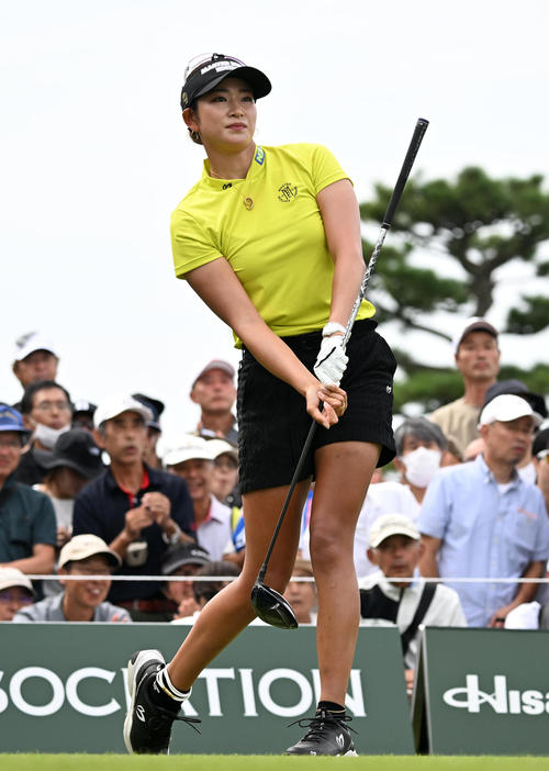 1番、ティーショットを放った原（撮影・前岡正明）