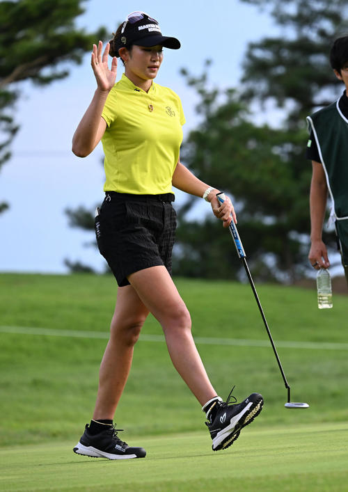 15番、バーディーパットを決めた原（撮影・前岡正明）