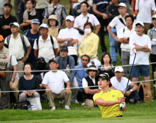 18番、バンカーショットを放った原（撮影・前岡正明）