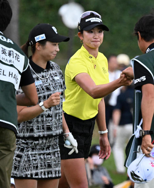 18番、ホールアウトする原（右）と菊地（撮影・前岡正明）