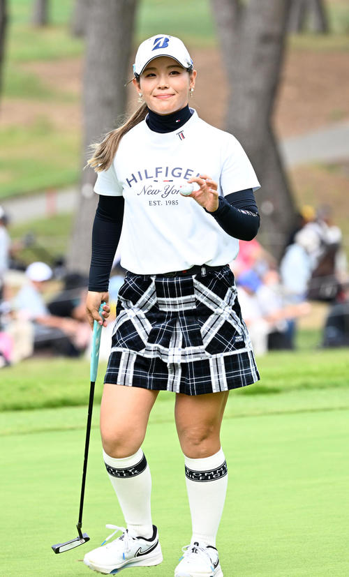 9番、パーをセーブし笑顔を見せる吉田（撮影・前岡正明）