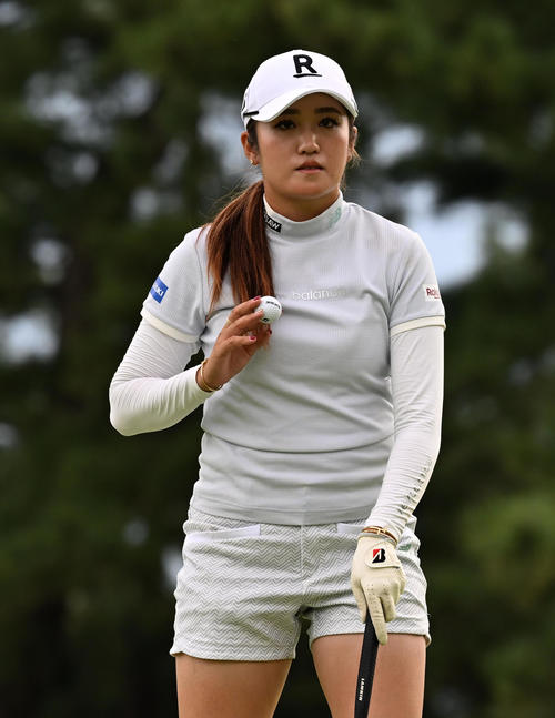 15番、バーディーパットを決めた稲見（撮影・前岡正明）