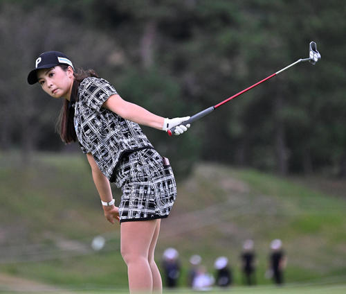 18番、惜しくもバーディーパットを外した菊地（撮影・前岡正明）