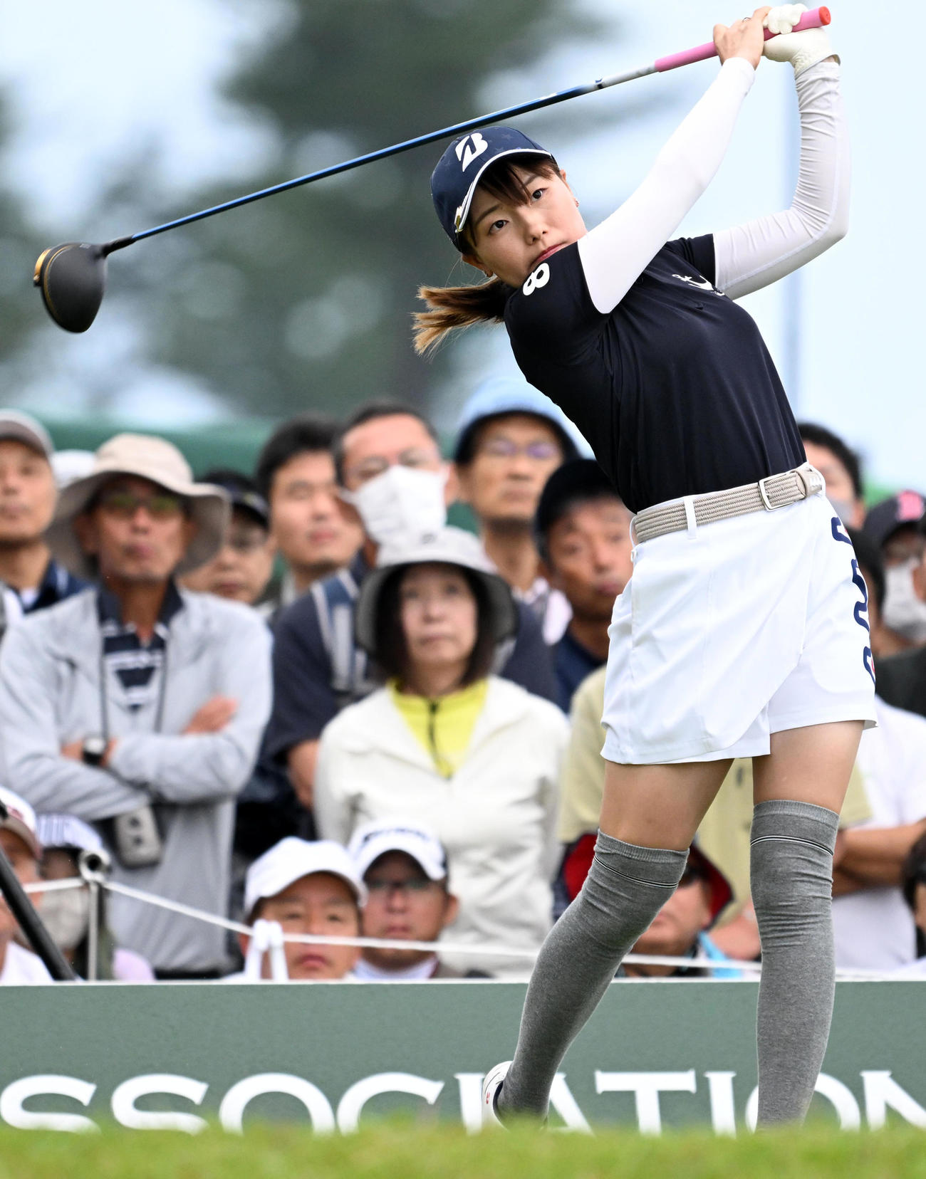 1番、ティーショットを放つ小西（撮影・前岡正明）