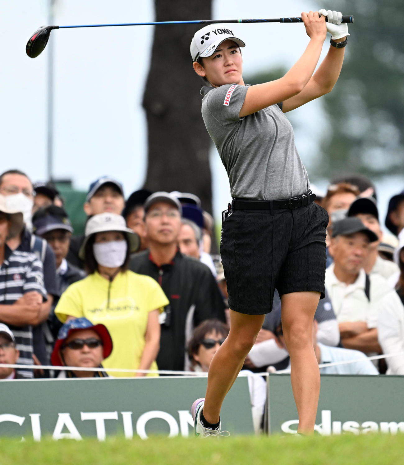 1番、ティーショットを放つ岩井明（撮影・前岡正明）