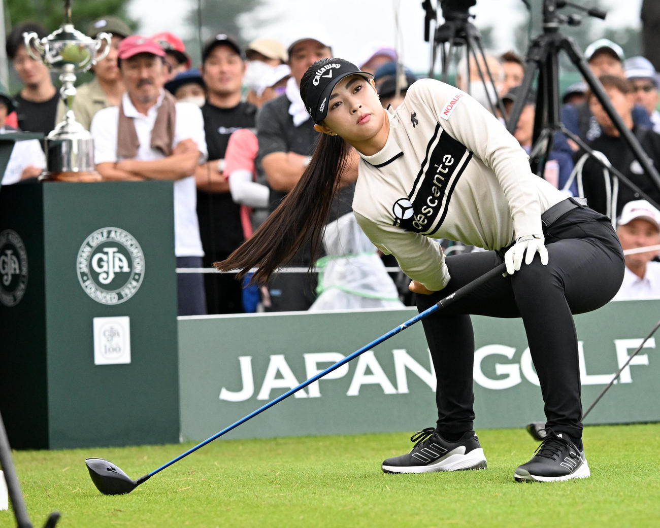 1番、ストレッチを行う柏原（撮影・前岡正明）