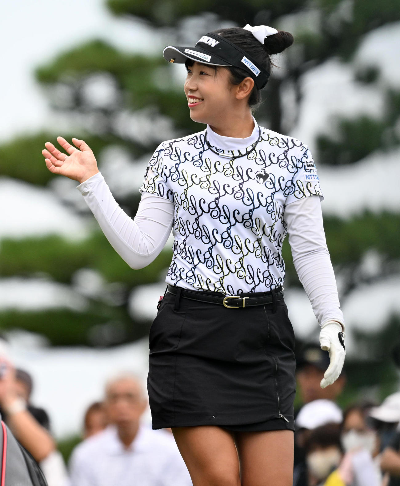 1番、ギャラリーに手を振りスタートする菅沼（撮影・前岡正明）