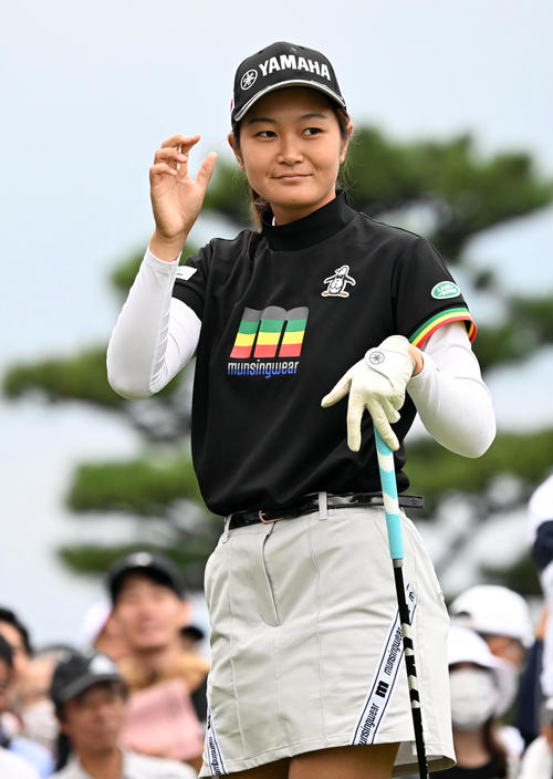 1番、ティーショットを放ち笑顔を見せる神谷（撮影・前岡正明）