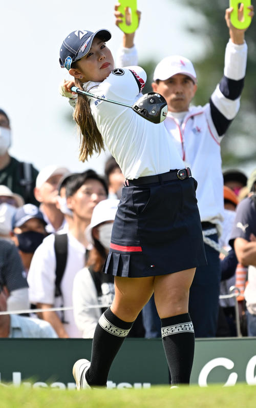 1番、ティーショットを放つ吉田（撮影・前岡正明）