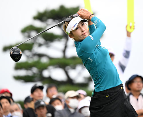 1番、ティーショットを放つ金田（撮影・前岡正明）