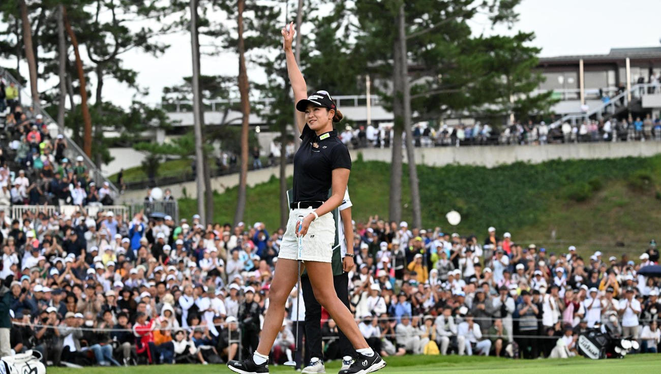 18番、日本女子オープン2度目の優勝を決めギャラリーの声援に応える原（撮影・前岡正明）