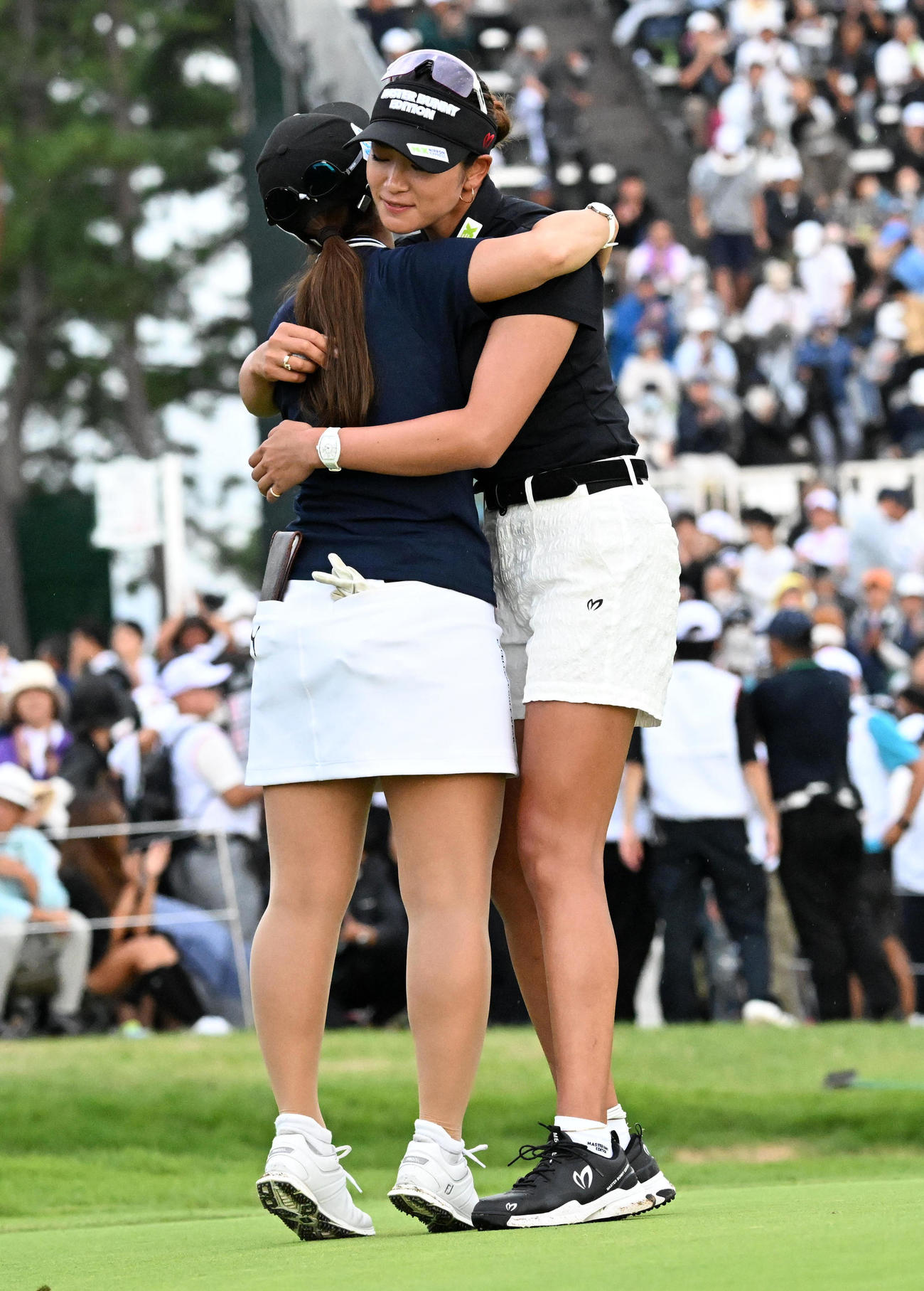 18番、日本女子オープン2度目の優勝を決めた原（右）は菊地とハグ（撮影・前岡正明）