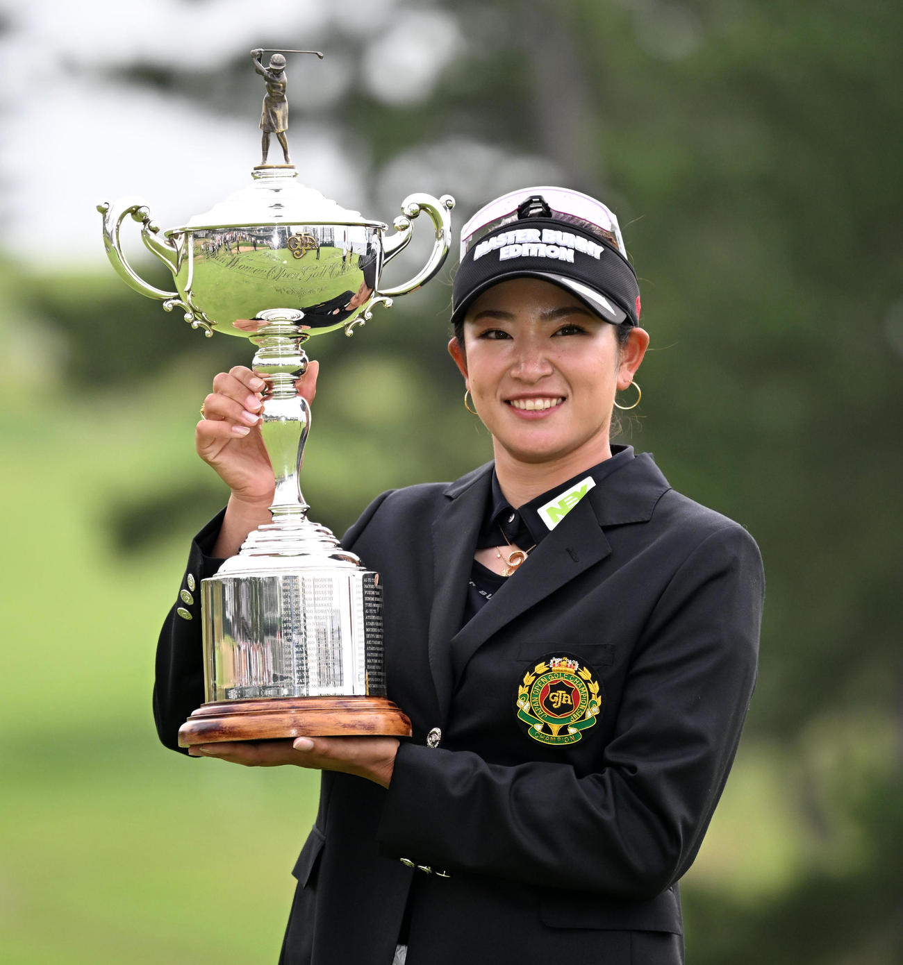 日本女子オープン2度目の優勝を決めた原は優勝カップを手に笑顔を見せる（撮影・前岡正明）