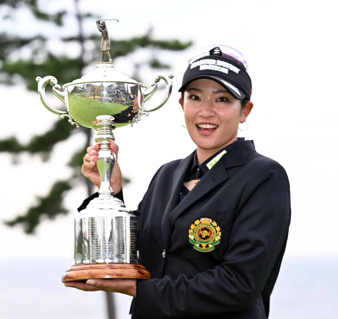 日本女子オープン2度目の優勝を決めた原英莉花は優勝カップを手に笑顔を見せる（撮影・前岡正明）