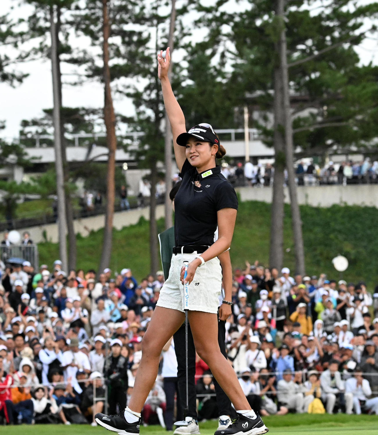 18番、日本女子オープン2度目の優勝を決めギャラリーの声援に応える原（撮影・前岡正明）