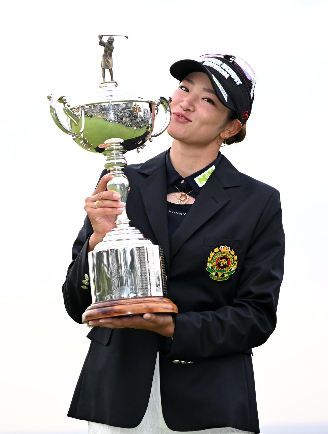 日本女子オープン2度目の優勝を決めた原は優勝カップにキス（撮影・前岡正明）