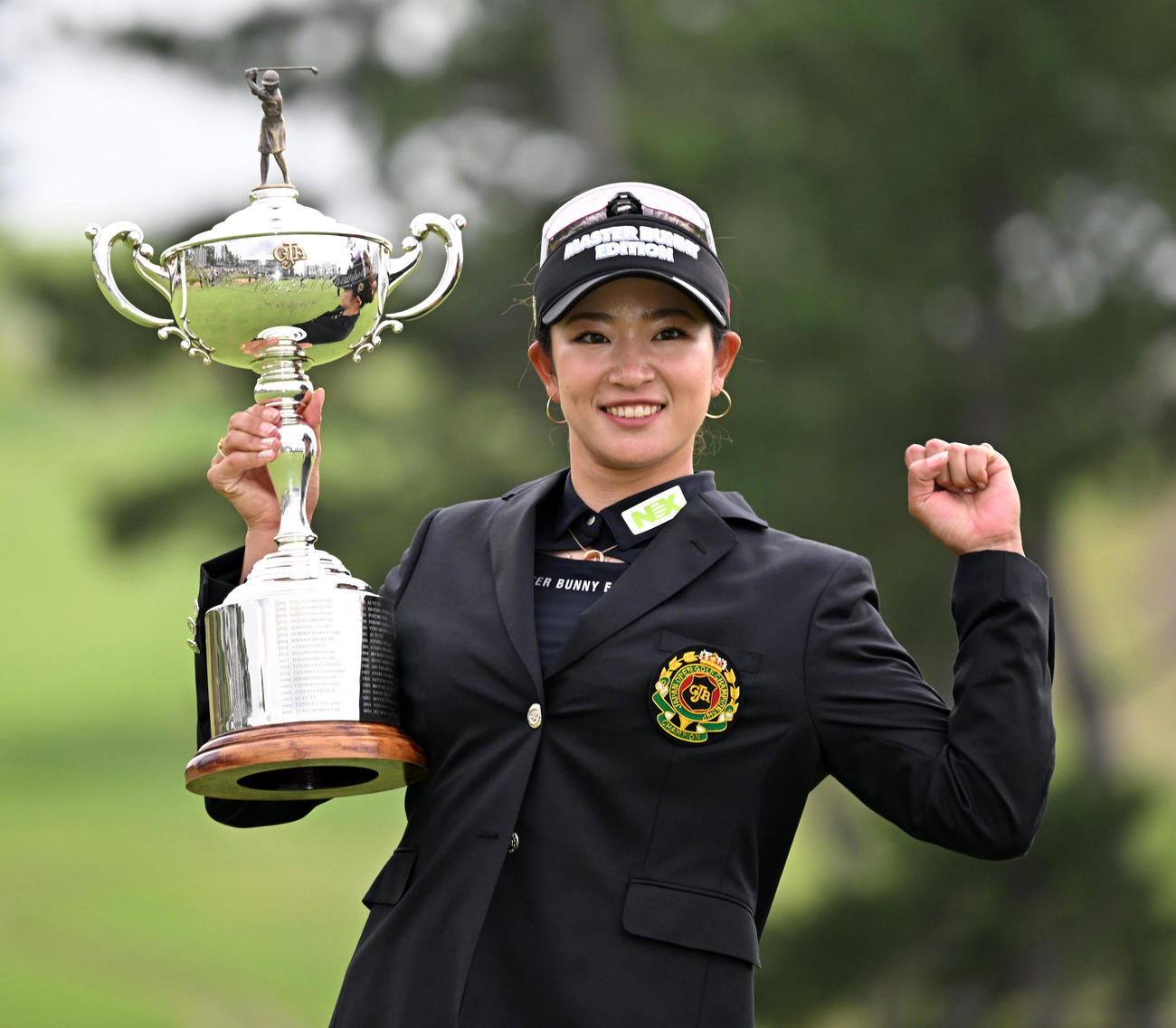 日本女子オープン2度目の優勝を決めた原英莉花は優勝カップを手にガッツポーズ（撮影・前岡正明）