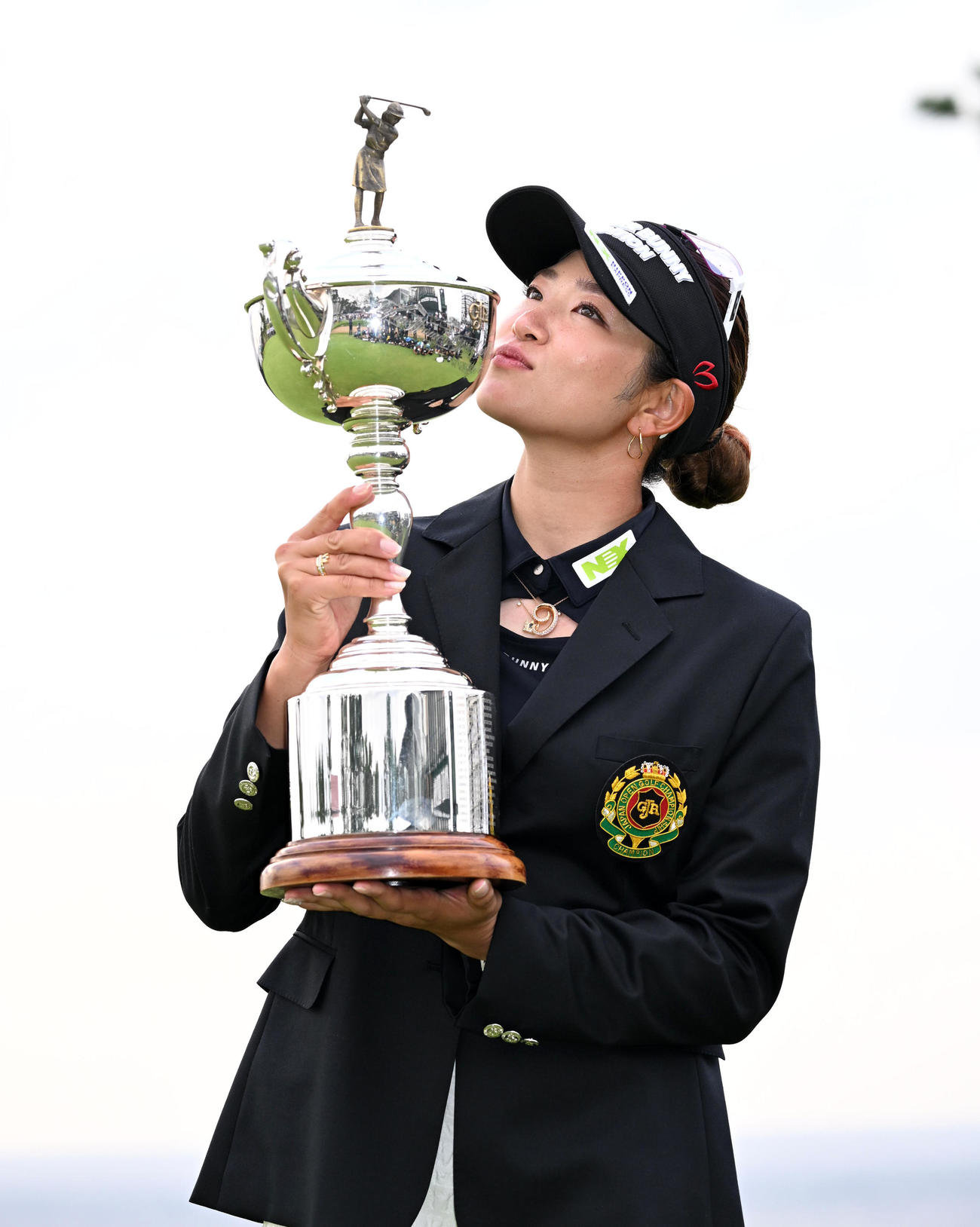 日本女子オープン2度目の優勝を決めた原は優勝カップにキス（撮影・前岡正明）