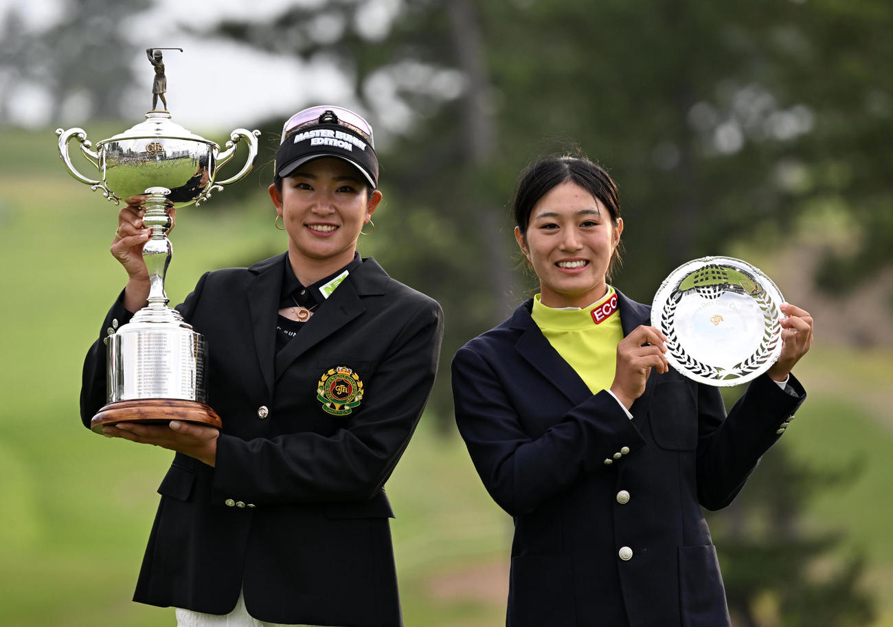 笑顔で記念撮影を行う優勝した原（左）とローアマチュアの中村（撮影・前岡正明）