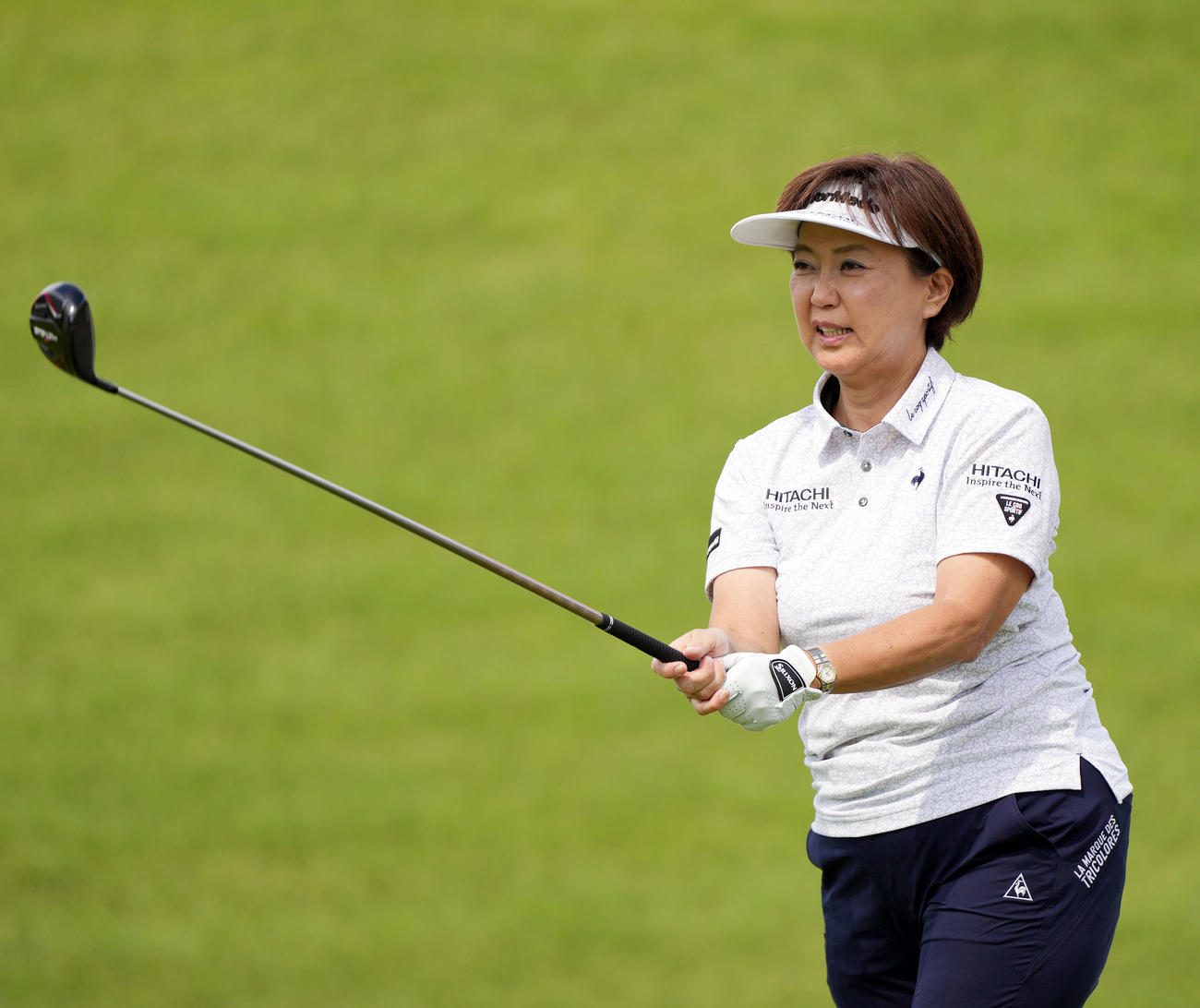 プロアマ戦でティーショットを放つ日本女子プロゴルフ協会の小林会長（撮影・狩俣裕三）
