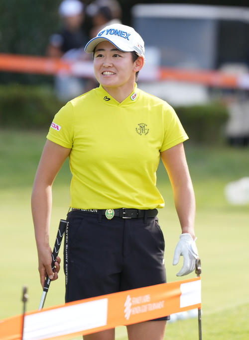 プロアマ戦後の練習で笑顔を見せる岩井明（撮影・狩俣裕三）