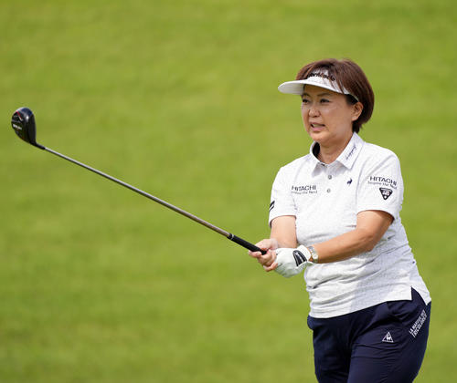 プロアマ戦でティーショットを放つ日本女子プロゴルフ協会の小林会長（撮影・狩俣裕三）