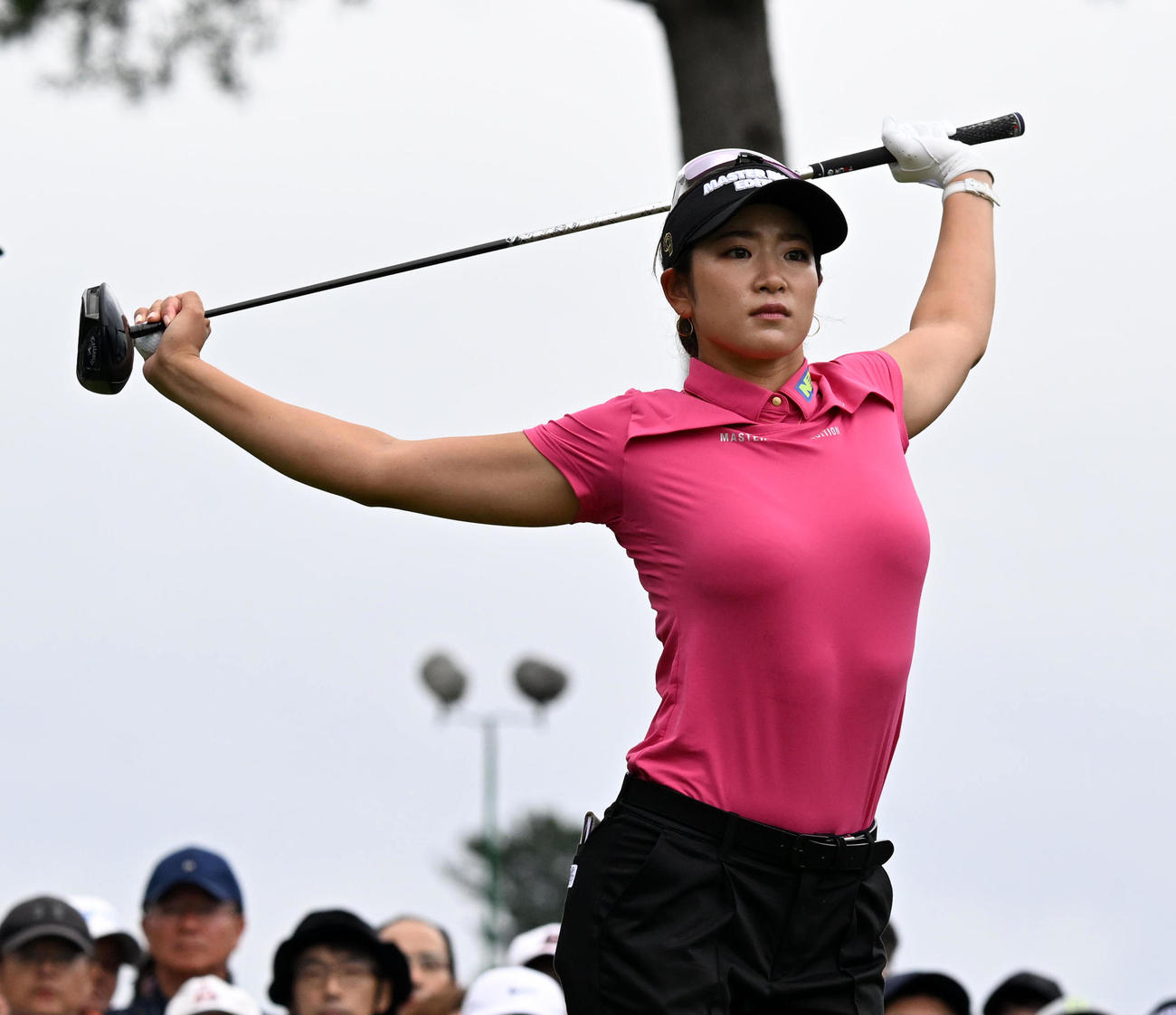 23年9月28日、日本女子オープン初日　1番、ストレッチを行う原英莉花