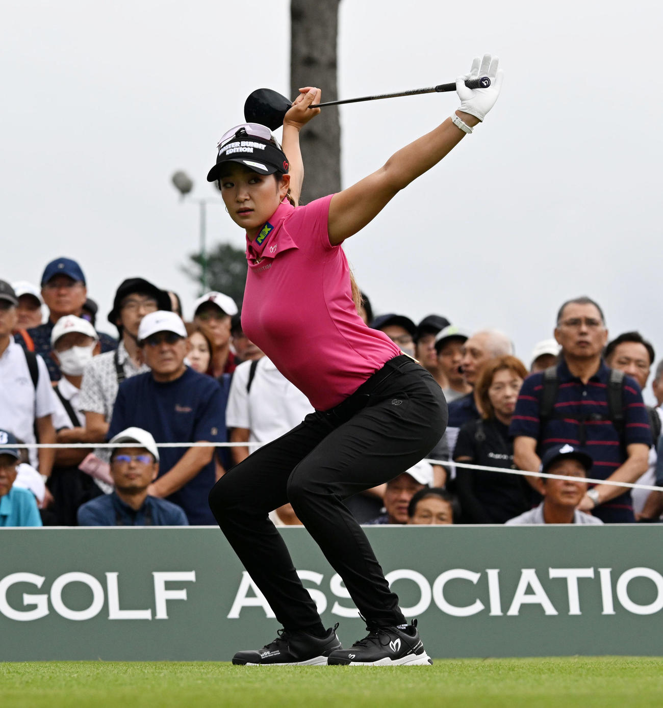 23年9月28日、日本女子オープン初日　1番、ストレッチを行う原英莉花