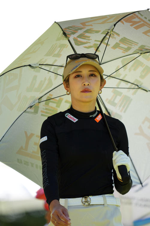 2番、ティーショットを放ち、ゆっくりとフェアウエーに向かう金田（撮影・狩俣裕三）