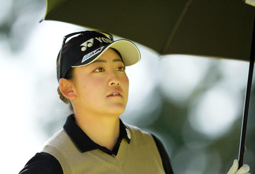 2番、ティーショットを放ち、フェアウエーに向かう岩井千怜（撮影・狩俣裕三）