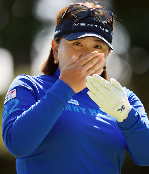 2番、ティーショットを放った後、顔をかくす吉田（撮影・狩俣裕三）