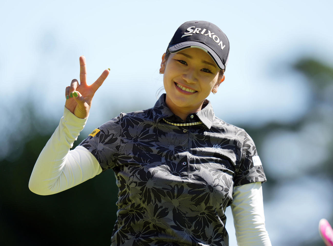 2番、ティーショットを放った後、笑顔を見せる安田彩乃（撮影・狩俣裕三）