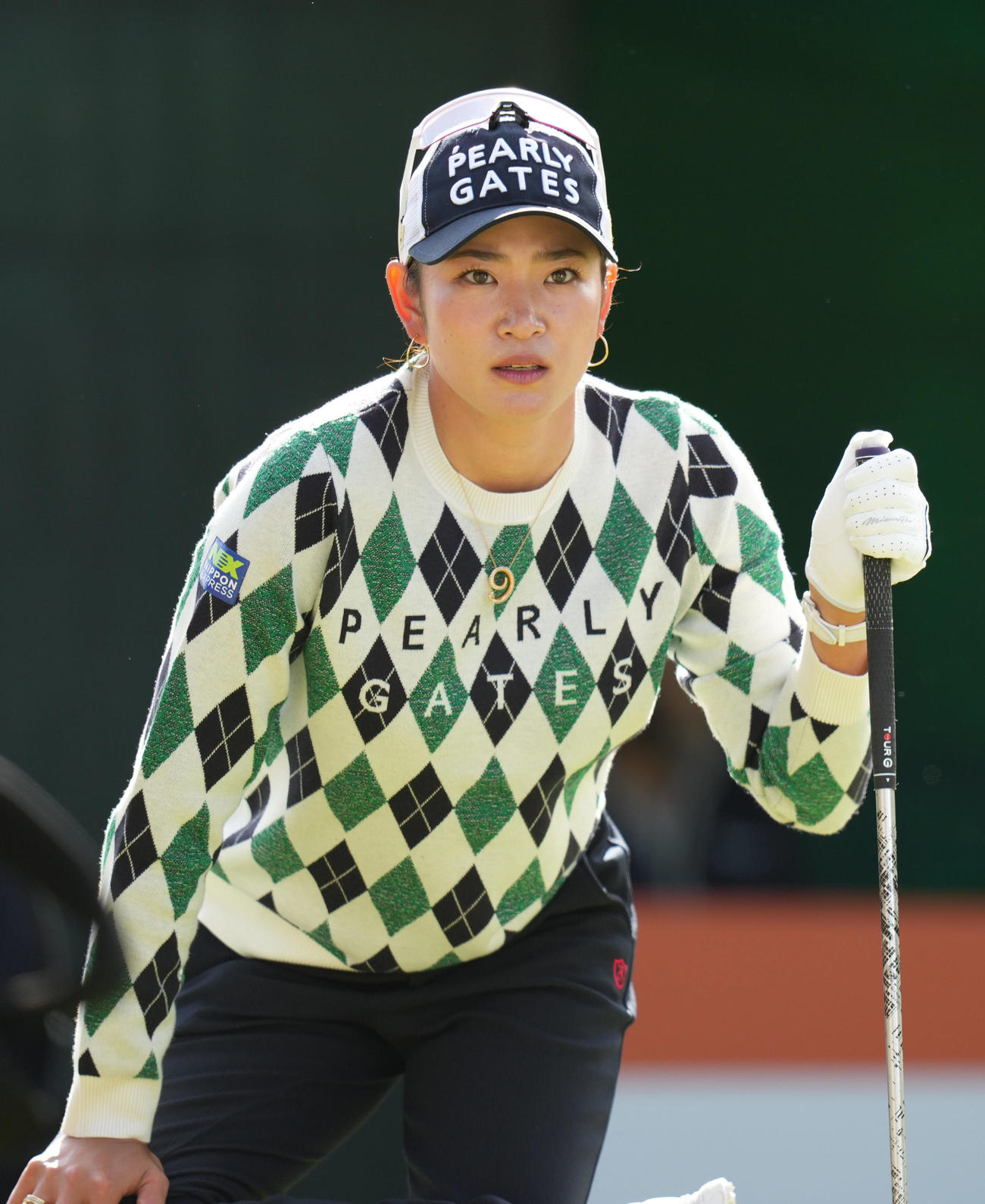 1番、ティーショット前にストレッチをする原（撮影・狩俣裕三）